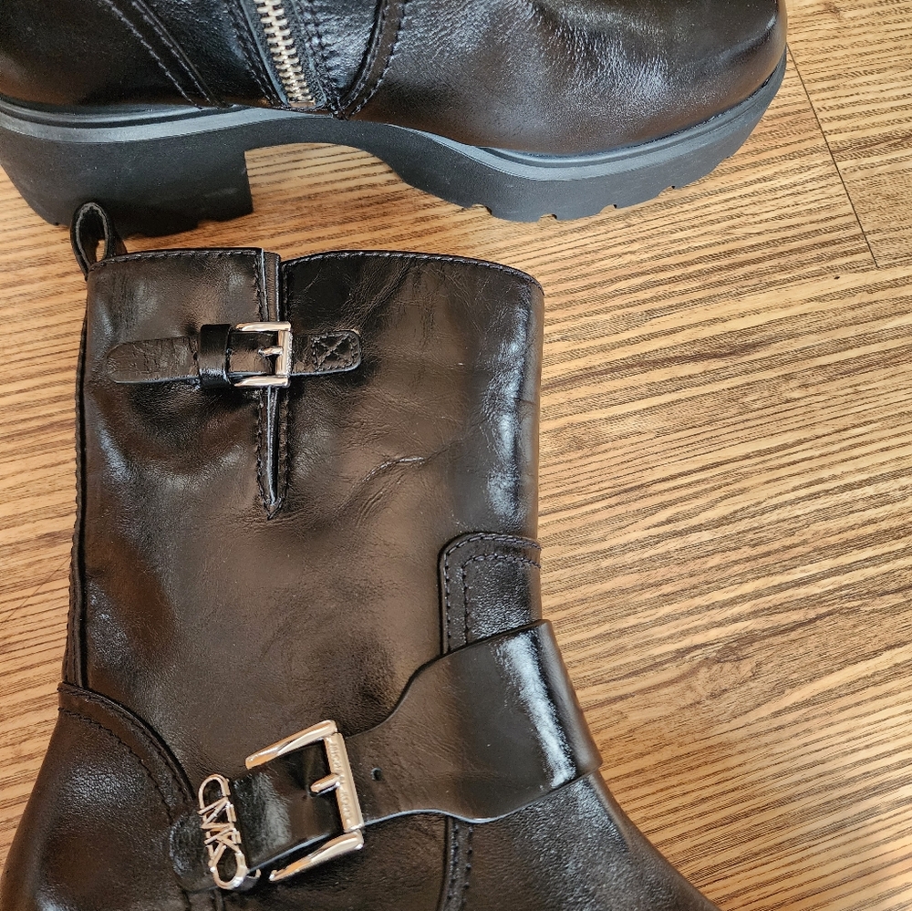 New Women's Michael Kors Perry Crinkled Patent Leather Boot - Picture 15 of 16